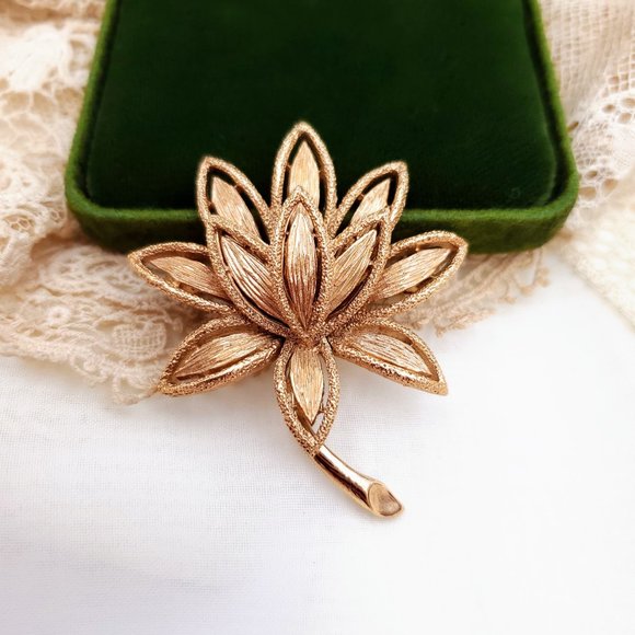 Vintage Avon Brushed Gold Tone Lotus Flower Brooch Precious Pretenders Plant Pin - Picture 3 of 8